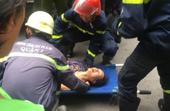Tin tức thời sự 24h mới nhất ngày 15/9/2018: Cứu 2 cụ già thoát khỏi căn nhà cháy ở phố đi bộ Bùi Viện