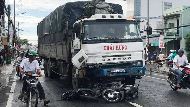 Xe tải tông hàng loạt xe máy, 11 người bị thương