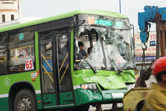 TP.HCM: Đâm xe liên hoàn trước hầm chui An Sương, xe buýt nát đầu