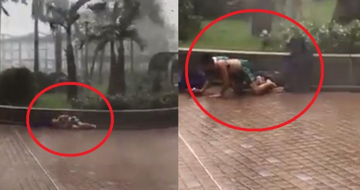 Video: Siêu bão Mangkhut thổi bay 2 bố con ở Hong Kong