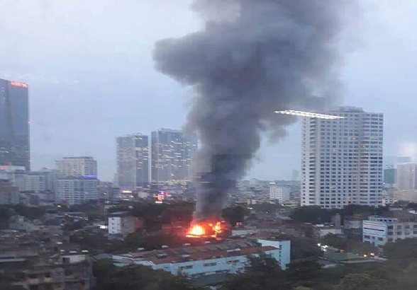 Video: Cháy dữ dội trên đường Đê La Thành, cột khói cao hàng chục mét