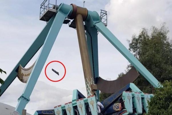 Mảnh ghế đu quay văng xa từ độ cao 20 mét khiến người xem thót tim 