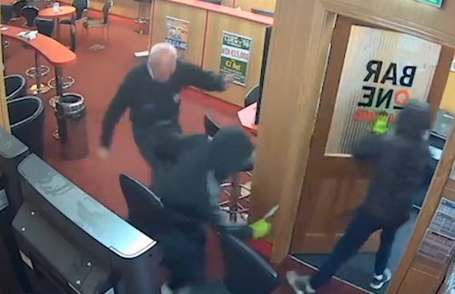 Video: Cụ ông 85 tuổi tay không đánh đuổi nhóm cướp có vũ trang