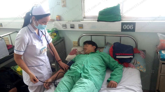 Biểu diễn nuốt kiếm, thanh niên bị đâm thủng dạ dày 2 cm