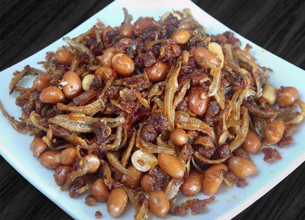 Món ngon mỗi ngày: Cá cơm sốt lạc rang đơn giản cho ngày mưa