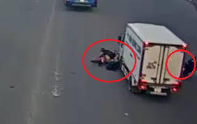 Video: Dừng đèn đỏ sai chỗ, 2 xe máy bị xe tải húc văng xuống đường