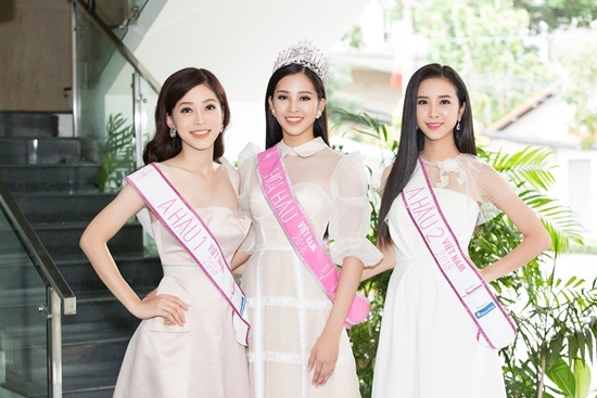 Top 3 Hoa hậu Việt Nam 2018 liên tục thay trang phục, tất bật đi giao lưu