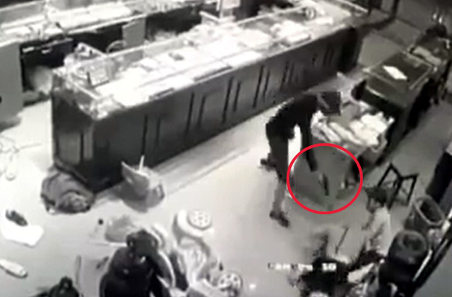 Chủ tiệm vàng chống trả quyết liệt nhóm cướp: Thu được súng tại hiện trường