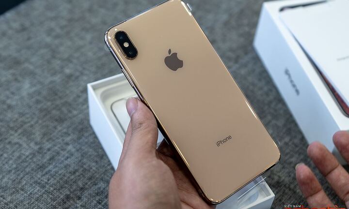 Cận cảnh chiếc iPhone XS Max đầu tiên về Việt Nam, giá