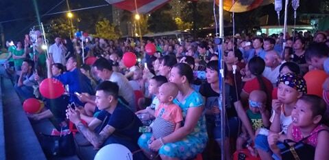 Những đứa trẻ ung thư mang cả cột truyền thuốc đi xem Trung thu