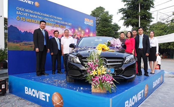 Bảo Việt trao xe Mercedes-Benz C200 cho khách hàng tham gia chương trình “Mùa hè sôi động”