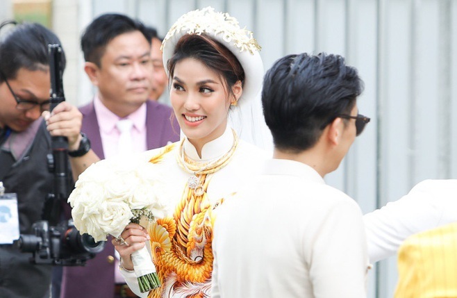 Lan Khuê rạng rỡ bên chồng đại gia trong lễ ăn hỏi