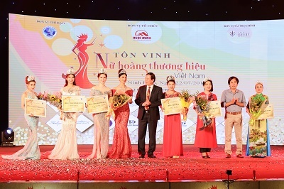 Đặng Đan Phương - Thiếu nữ 19 tuổi làm việc có uy tín, xứng danh Á 2 Nữ hoàng Thương hiệu Việt Nam ngành Làm đẹp