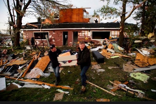 Video khung cảnh tan hoang, đổ nát do vòi rồng càn quét khủng khiếp tại Canada