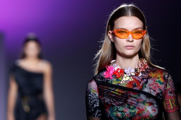 Thương hiệu thời trang Versace sắp sửa bị Michael Kors thâu tóm xa xỉ tới mức nào?