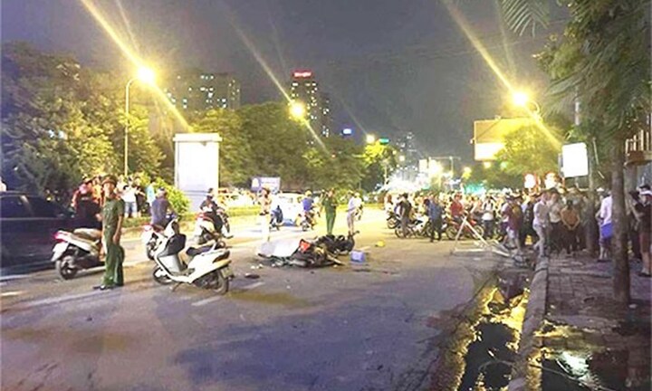 Hà Nội: Đang đi trên đường, cô gái tử vong vì bị khung sắt rơi trúng