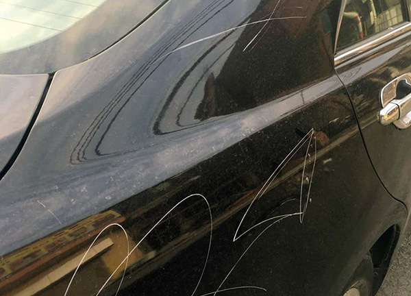 Cận cảnh chiếc xe Camry bị người phụ nữ ăn mặc sang chảnh lén cào xước trong đêm