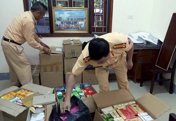 Kiểm tra ô tô, phát hiện hơn 1.000 hộp thực phẩm chức năng không rõ nguồn gốc
