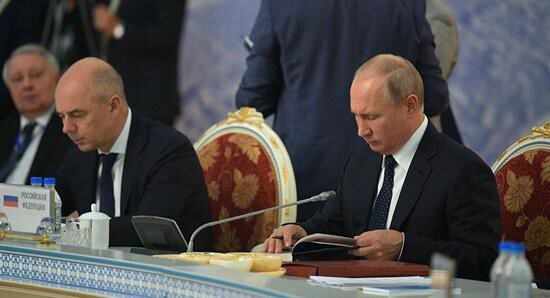 Tham dự hội nghị thượng đỉnh, Tổng thống Putin say sưa đọc thơ Pushkin trong giờ nghỉ