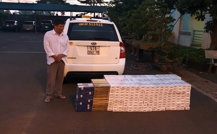Đắk Lắk: Phát hiện tài xế taxi chở hàng trăm cây thuốc lá lậu
