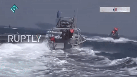 Video: Cận cảnh tàu cao tốc Iran rượt đuổi tàu sân bay Mỹ tại eo biển Hormuz