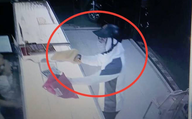 Bị đe dọa, nhân viên tiệm vàng nhanh trí giật lại dây chuyền từ tay tên cướp