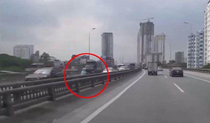 Video: 2 cô gái phóng xe máy ngược chiều trên cao tốc, ô tô chạy 70km/h không đuổi kịp