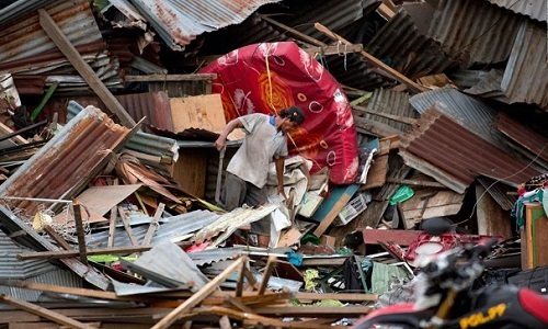 Nam nhân viên cứu hộ Indonesia đau đớn khi thấy thi thể người cha ôm chặt em gái