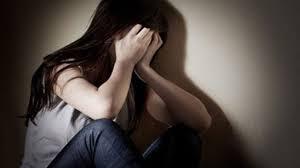 Bé gái bán vé số chống cự quyết liệt 