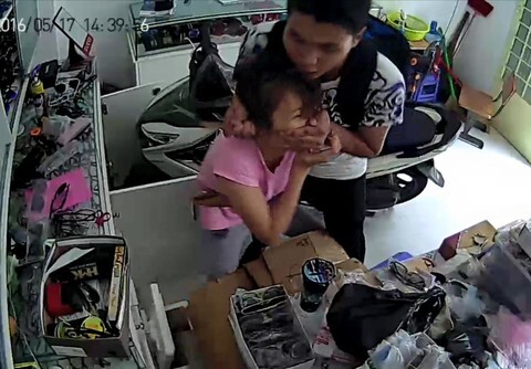 Tin tức pháp luật mới nhất ngày 4/10/2018: Cô gái ở Sài Gòn chống trả tên cướp có dao
