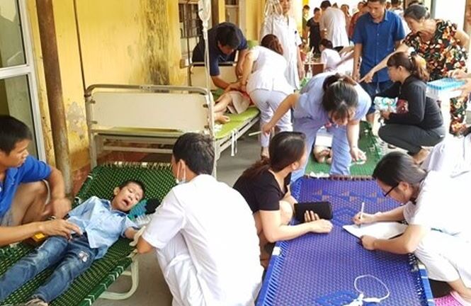 250 học sinh tiểu học Ninh Bình đi cấp cứu vì ngộ độc sau bữa trưa tại trường