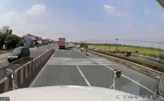 Video: Cận cảnh pha bẻ lái “thần thánh” cứu mạng tài xế container