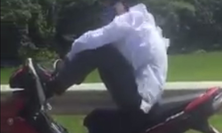 Video: Thanh niên thản nhiên lái xe máy bằng chân lao vun vút trên đường