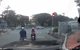 Video: 2 thanh niên giật phăng điện thoại của cô gái dừng đèn đỏ