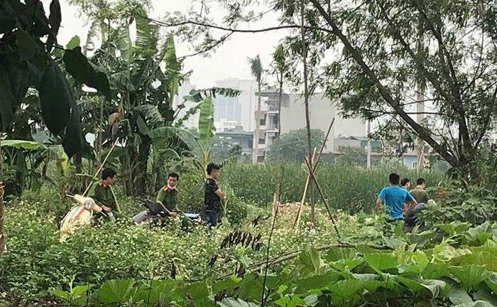 Hoảng hốt phát hiện thi thể người đàn ông đang phân hủy nằm úp mặt trên bùn