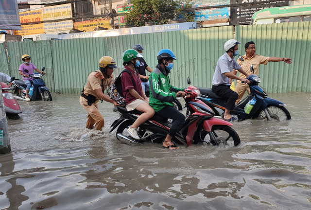 Người dân Sài Gòn loay hoay tìm đường thoát triều cường