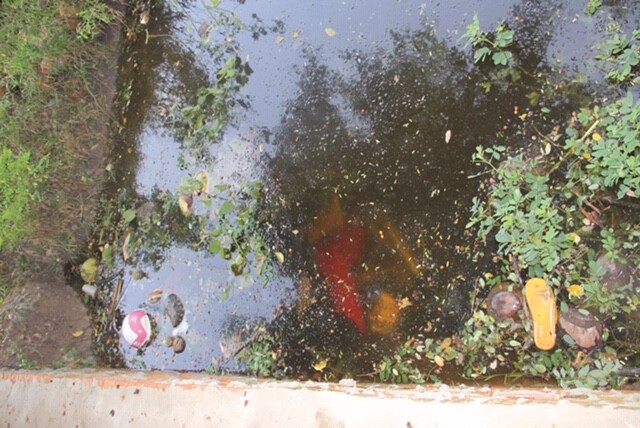 Đi uống cà phê, hoảng hốt phát hiện 2 xác chết dưới mương nước