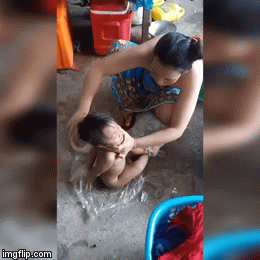 Clip: Phẫn nộ người phụ nữ ra sức dùng băng keo bịt miệng, cột tay chân đứa bé 