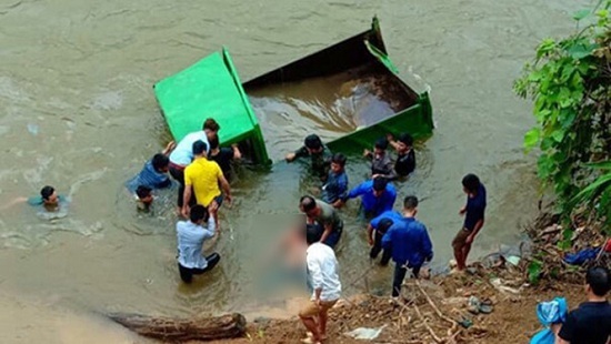Tin tai nạn giao thông mới nhất ngày 12/10/2018: Lùi xe ô tô tự chế xuống suối, tài xế 17 tuổi tử vong