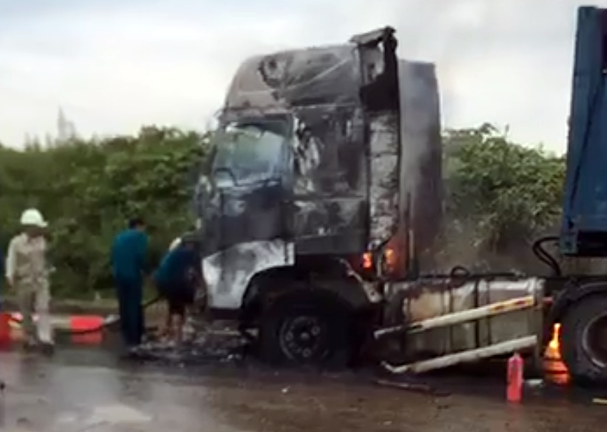 Xe container bốc cháy dữ dội ở Nghệ An