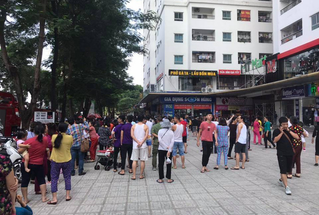 Cháy căn hộ tầng 31 chung cư Linh Đàm, cư dân hoảng loạn tháo chạy xuống dưới