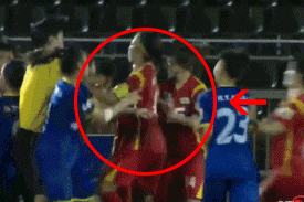 Video: Nữ cầu thủ đội TP.HCM I và Than Khoáng Sản đánh nhau trên sân Thống Nhất