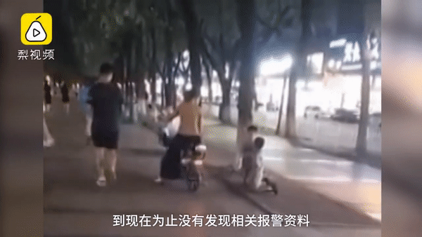 Video: Bà mẹ bắt 2 con quỳ gối, tự tát vào mặt nhau giữa đường gây phẫn nộ tại Trung Quốc