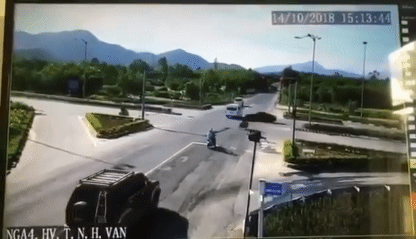 Video: Cận cảnh y tá văng ra khỏi xe cứu thương sau va chạm với xe con
