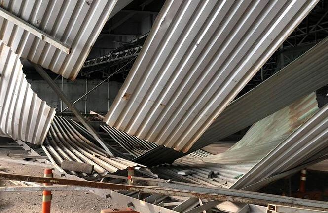 Video: Khoảnh khắc xe tải kéo sập giàn giáo ở đầu hầm Thủ Thiêm