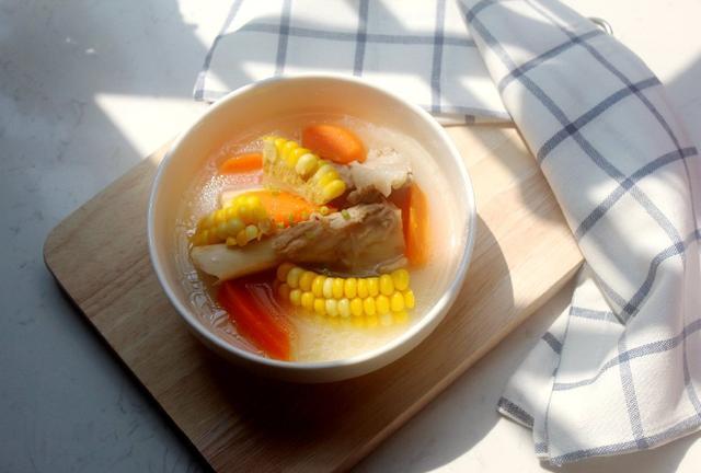 Món ngon mỗi ngày: Canh ngô hầm xương ngọt lịm