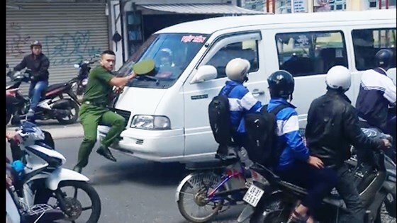Video: Cảnh sát bị đẩy hơn 100m vì tài xế ngoan cố không dừng lại