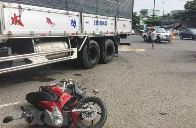 Ô tô tải va chạm xe máy, 2 mẹ con tử vong tại chỗ