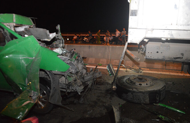 Taxi đâm xe tải trên cầu Cần Thơ, 3 người chết