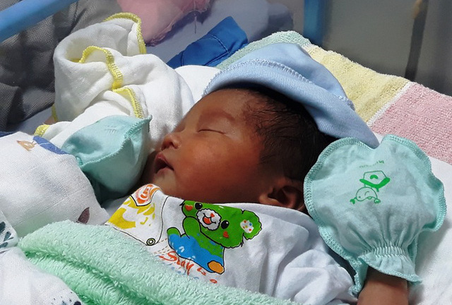 Sản phụ mang khối u 5kg may mắn hạ sinh bé trai 3kg